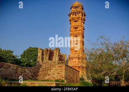 Vijaya Stambha 'monumento della vittoria' costruito dal re di Mewar Rana Kumbha nell'anno 1448 al forte di Chittorgarh nel Rajasthan, India per commemorare la vittoria o Foto Stock