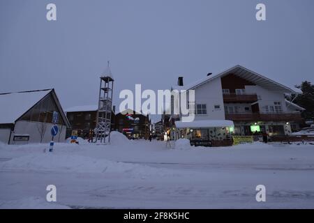 FINLANDIA, Kittilä, LEVI - 01 GENNAIO 2020: L'incrocio Hissitie/Torikuja è l'ingresso del centro di Levi a Zero Point Foto Stock