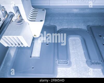 Stampante 3D, stampa con filamento in filo di plastica in tecnica di produzione additiva. Foto Stock