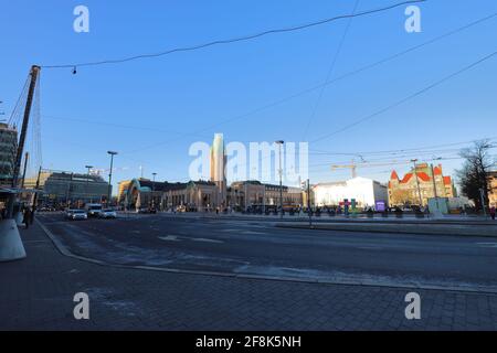 FINLANDIA, HELSINKI - 04 GENNAIO 2020: Piazza ferroviaria di Helsinki Foto Stock