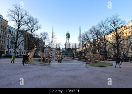 FINLANDIA, HELSINKI - 04 GENNAIO 2020: Esplanade Park con il memoriale di Johan Ludvig Runeberg Foto Stock