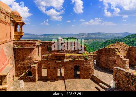 Rovine a Fort Kumbhalgarh, una fortezza di Mewar costruita su Aravalli Hillsby Re Rana Kumbha al distretto di Rajsamand, vicino a Udaipur. E' un sito Patrimonio Mondiale dell'Umanita' Foto Stock