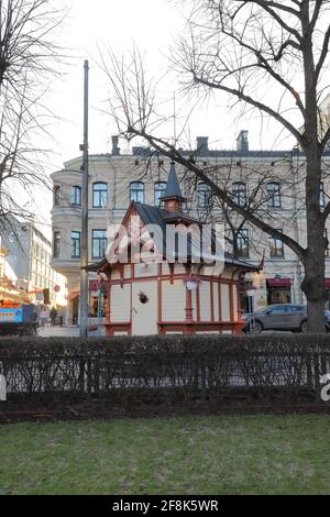 FINLANDIA, HELSINKI - 04 GENNAIO 2020: Chiosco storico dal 1893 nel Parco Esplanadi di Helsinki Foto Stock