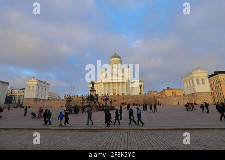 FINLANDIA, HELSINKI - 04 GENNAIO 2020: Vista sulla Piazza del Senato e sulla Cattedrale di Helsinki Foto Stock
