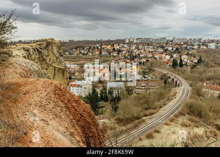 Vista della riserva naturale della valle di Prokopske, Praga, Repubblica Ceca. Paesaggio attraente con profondità Valli, ferrovia locale, pietra calcarea Rocks.Immobiliare Foto Stock