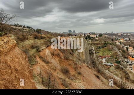 Vista della riserva naturale della valle di Prokopske, Praga, Repubblica Ceca. Paesaggio attraente con profondità Valli, ferrovia locale, pietra calcarea Rocks.Immobiliare Foto Stock