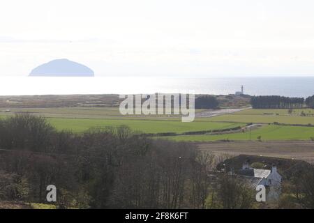 Linea costiera dell'Ayrshire con campo da golf Turnberry, Faro Turnberry, Ailsa Craig. Scozia la vecchia pista da quando c'era un campo aereo può essere senn Foto Stock