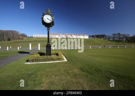 Scozia, Turnberry, Ayrshire, 12 aprile 2021. Grande orologio fuori Turnberry Club casa con il nome di Trump su di esso e l'hotel sullo sfondo Foto Stock