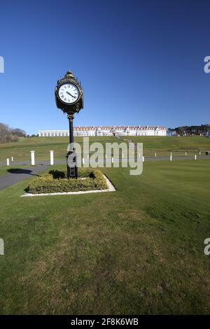 Scozia, Turnberry, Ayrshire, 12 aprile 2021. Grande orologio fuori Turnberry Club casa con il nome di Trump su di esso e l'hotel sullo sfondo Foto Stock