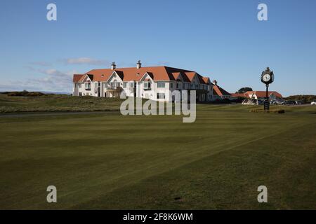 Scozia, Turnberry, Ayrshire, 12 aprile 2021. Grande orologio fuori Turnberry Club casa con il nome di Trump su di esso Foto Stock