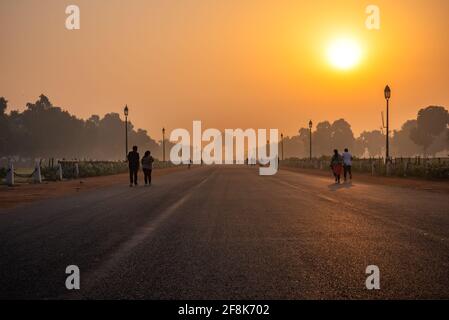 Silhouette di arcata trionfale stile architettonico memoriale di guerra durante la mattina frizzante. Il livello di inquinamento aumenta e causa smog nella stagione autunnale dovuto stagnante Foto Stock