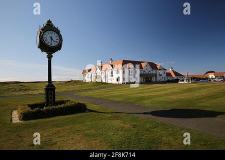 Scozia, Turnberry, Ayrshire, 12 aprile 2021. Grande orologio fuori Turnberry Club casa con il nome di Trump su di esso Foto Stock