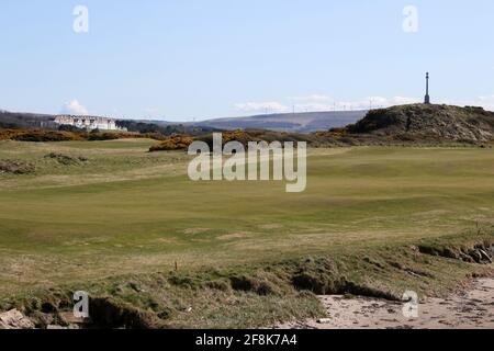 Scozia, Ayrshire, Trump Turnberry Ailsa campo da golf 12 aprile 2021 Monumento alla guerra che si affaccia sul campo. Vista verso l'hotel Foto Stock