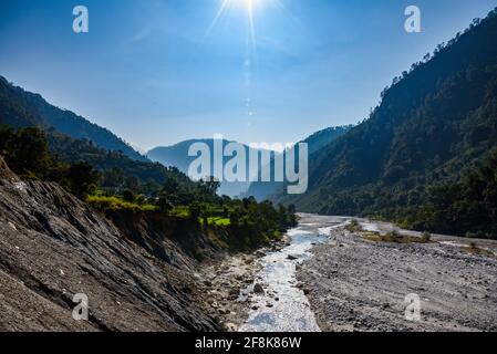 Vista sulla valle del fiume durante la mattina d'autunno a Uttarakhand, India. Foto Stock