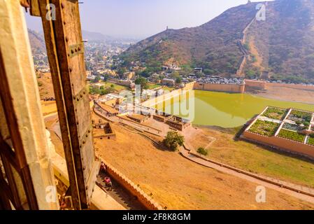 Amber Fort costruito in Sandtsone rosso e marmo in elementi di stile artistico indù a Jaipur. Amer Fort è una delle principali attrazioni turistiche e UNESCO World Herita Foto Stock