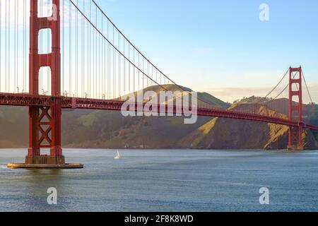 Golden Gate Bridge al tramonto nel marzo 2017. Foto Stock