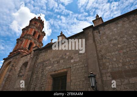 Vista esterna del Templo in stile barocco e dell'ex convento di San Agustín nel centro storico di San Luis Potosí, Messico. Foto Stock