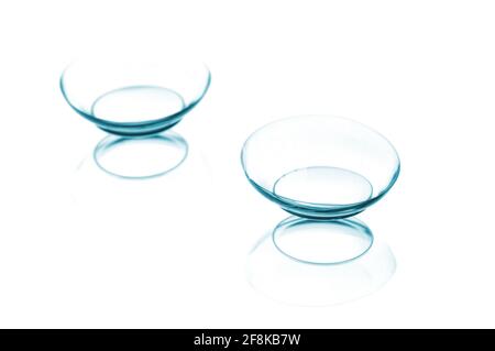 Due lenti a contatto con riflessi, isolate su sfondo bianco Foto Stock