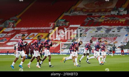 Liverpool, Inghilterra, 14 aprile 2021. La squadra del Real Madrid si riscalda davanti al Kop durante la partita della UEFA Champions League ad Anfield, Liverpool. L'immagine di credito dovrebbe essere: Darren Staples / Sportimage Foto Stock