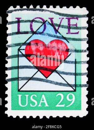MOSCA, RUSSIA - 7 OTTOBRE 2019: Francobollo stampato negli Stati Uniti mostra Heart in Envelope, serie Love Issue, 29 c - US Cent, circa 1992 Foto Stock