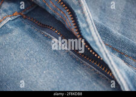 Una cerniera lampo su un paio di jeans. Primo piano. Foto Stock