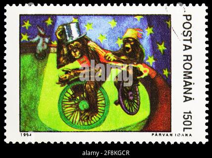 MOSCA, RUSSIA - 10 NOVEMBRE 2019: Francobollo stampato in Romania spettacoli Ciclismo scimpanzé (Pan troglodytes), Circus serie, circa 1994 Foto Stock