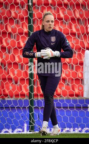 Stoke on Trent, Regno Unito. 13 Apr 2021. Portiere Ellie Roebuck (21 anni) (Manchester City) dell'Inghilterra il 13 aprile 2021, pre-match femminile durante la partita internazionale amichevole giocato a porte chiuse, tra donne inglesi e donne canadesi al Britannia Stadium di Stoke-on-Trent, Inghilterra. Foto di Andy Rowland. Credit: Prime Media Images/Alamy Live News Foto Stock