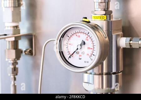Tubi in acciaio inox in fabbrica. Costruzione sulla produzione alimentare, industria astratto dello sfondo. Foto Stock