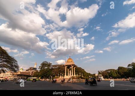 Mysuru, Karnataka, India - Gennaio 2019: Grandi cieli blu sopra il traffico che gira intorno al Circolo di Chamaraja nella città di Mysore. Foto Stock