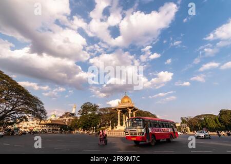 Mysuru, Karnataka, India - Gennaio 2019: Grandi cieli blu sopra il traffico che gira intorno al Circolo di Chamaraja nella città di Mysore. Foto Stock