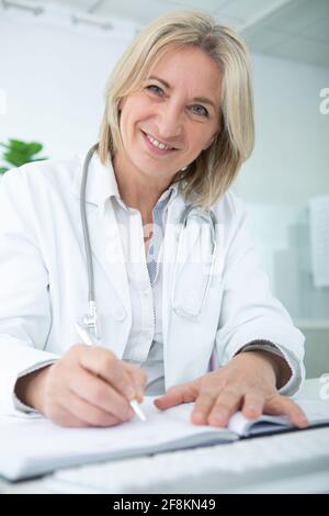 ritratto di sorridente medico maturo in carica Foto Stock