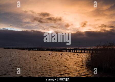 Il Molo è visto durante il tramonto a Jurata presso la Baia di Puck.Daily vita sulla penisola di Hel durante il 3 ° blocco causato dalla terza ondata di Covid-19 pandemia in Polonia. Foto Stock