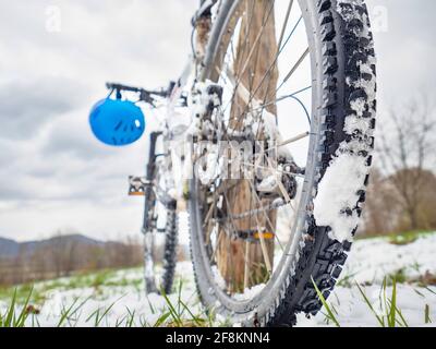 Ruota posteriore di mountain bike con pneumatico di design ruvido per mountain bike invernali nella neve. Vista ravvicinata. Foto Stock