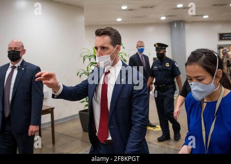 Washington, Stati Uniti d'America. 14 Apr 2021. Il senatore degli Stati Uniti Josh Hawley (repubblicano del Missouri) si fa strada attraverso la metropolitana del Senato durante un voto a Washington, DC, mercoledì 14 aprile 2021. Credit: Rod Lamkey/CNP | Usage worldwide Credit: dpa/Alamy Live News Foto Stock