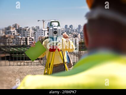 specialista geodesia lavora su un cantiere. treppiede e attrezzatura speciale per geodesia. Foto di alta qualità Foto Stock