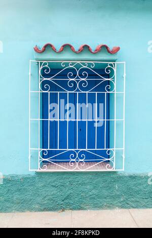 Finestra di una casa blu a Trinidad, Cuba Foto Stock