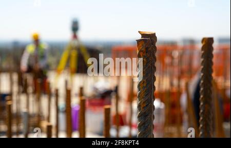 specialista geodesia lavora su un cantiere. treppiede e attrezzatura speciale per geodesia. Foto di alta qualità Foto Stock