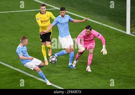 Dortmund, Germania. 14 Apr 2021. Calcio: Champions League, round di knockout, quarti di finale, seconda tappa, Borussia Dortmund - Manchester City al Signal Iduna Park. Marco Reus di Dortmund (2° da sinistra) in azione contro Oleksandr Zinchenko di Manchester (l), Ruben Dias di Manchester (2° da destra) e il portiere di Manchester Ederson (r). Credit: Federico Gambarini/dpa-Pool/dpa/Alamy Live News Foto Stock