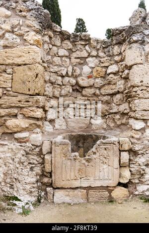 Chersonesos Taurico. I resti della ciotola di abluzione nelle rovine del tempio. Foto Stock