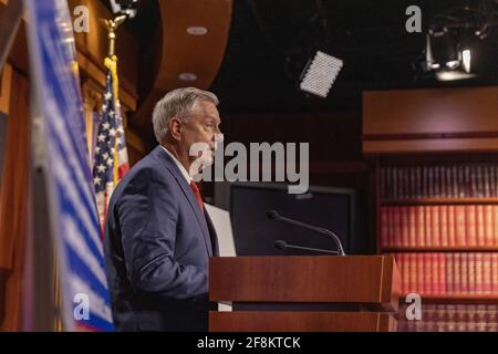 Washington, Stati Uniti. 14 Apr 2021. Il senatore Lindsey Graham (R-SC) parla del ritiro delle truppe dall'Afghanistan durante una conferenza stampa al Campidoglio degli Stati Uniti a Washington, DC mercoledì 14 aprile 2021. Il presidente Biden prevede di ritirare tutte le forze statunitensi dall'Afghanistan entro il 11 settembre 2021. Photo by Tasos Katopodis/UPI Credit: UPI/Alamy Live News Foto Stock