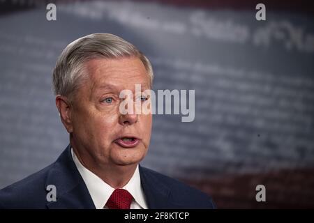 Washington, Stati Uniti. 14 Apr 2021. Il senatore Lindsey Graham (R-SC) parla del ritiro delle truppe dall'Afghanistan durante una conferenza stampa al Campidoglio degli Stati Uniti a Washington, DC, mercoledì 14 aprile 2021. Il presidente Biden prevede di ritirare tutte le forze statunitensi dall'Afghanistan entro il 11 settembre 2021. Photo by Tasos Katopodis/UPI Credit: UPI/Alamy Live News Foto Stock