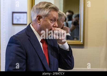 Washington, Stati Uniti. 14 Apr 2021. Il senatore Lindsey Graham (R-SC) arriva a parlare del ritiro delle truppe dall'Afghanistan durante una conferenza stampa al Campidoglio degli Stati Uniti a Washington, DC mercoledì 14 aprile 2021. Il presidente Biden prevede di ritirare tutte le forze statunitensi dall'Afghanistan entro il 11 settembre 2021. Photo by Tasos Katopodis/UPI Credit: UPI/Alamy Live News Foto Stock