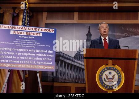 Washington, Stati Uniti. 14 Apr 2021. Il senatore Lindsey Graham (R-SC) parla del ritiro delle truppe dall'Afghanistan durante una conferenza stampa al Campidoglio degli Stati Uniti a Washington, DC mercoledì 14 aprile 2021. Il presidente Biden prevede di ritirare tutte le forze statunitensi dall'Afghanistan entro il 11 settembre 2021. Photo by Tasos Katopodis/UPI Credit: UPI/Alamy Live News Foto Stock