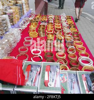 Bangalore, India - 08 ottobre 2017: Tradizionali bangle indiane con diversi colori e motivi sul tavolo accanto alla strada per la visualizzazione e la vendita Foto Stock