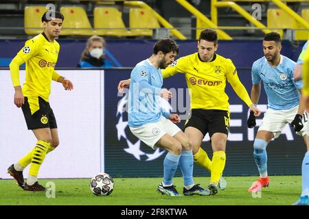 DORTMUND, GERMANIA - APRILE 14: Bernardo Silva di Manchester City e Raffaello Guerreiro di Borussia Dortmund durante il quartiere della UEFA Champions League Fi Foto Stock