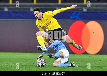 Raphael Guerreiro di Borussia Dortmund (a sinistra) e Bernardo Silva di Manchester City combattono per la palla durante la UEFA Champions League, quarto finale, seconda tappa al Signal Iduna Park di Dortmund, Germania. Data immagine: Mercoledì 14 aprile 2021. Guarda la storia di calcio della PA Man City. Il credito fotografico deve essere: PA Wire via DPA. RESTRIZIONI: Solo per uso editoriale, nessun uso commerciale senza previo consenso del titolare dei diritti. Foto Stock