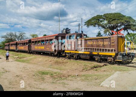 IZNAGA, CUBA - 9 FEBBRAIO 2016: Treno locale nel villaggio di Iznaga nella Valle de los Ingenios vicino a Trinidad, Cuba Foto Stock