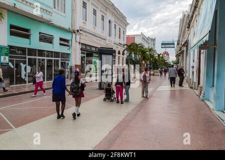 CIENFUEGOS, CUBA - 11 FEBBRAIO 2016: Persone in una strada pedonale a Cienfuegos, Cuba Foto Stock