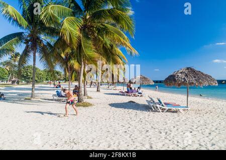 PLAYA GIRON, CUBA - 14 FEBBRAIO 2016: Turisti alla spiaggia di Playa Giron, Cuba. Questa spiaggia è famosa per il suo ruolo durante l'invasione della Baia dei suini. Foto Stock