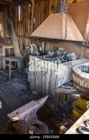 Un laboratorio di fabbro nel fienile al Superstition Mountain Museum in Arizona. Foto Stock